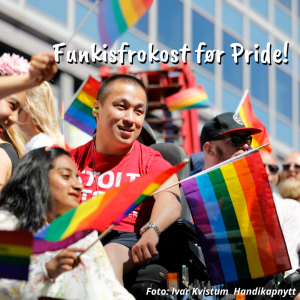 Bildet viser flere mennesker som veiver med Pride-flagg på en flåte. Det står funkisfrokost før Pride på bildet og bildet er tatt av Ivar Kvistum fra Handikappnytt. 